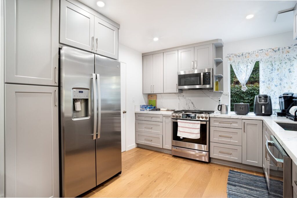 bright-minimalist-kitchen